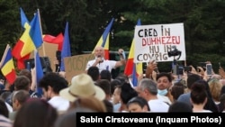 Protestatari împotriva restricțiilor din timpul pandemiei, București, iulie 2020