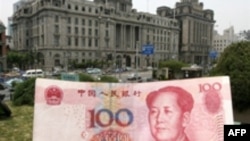 Қытай валютасы – 100 юань. Ар жағында көрініп тұрған - Шанхайдағы банк ғимараты. 21 мамыр 2007 жыл.