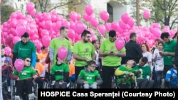 Persoane în scaun cu rotile în timpul unui proiect al Hospice Casa Speranței - maratonul.