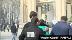 Тажикстандын борбор шаары Дүйшөмбүнүн көчөлөрүнүн бири. Февраль, 2018-жыл.