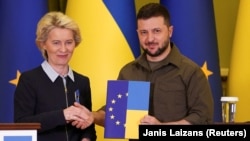 Președina Comisiei Europene, Ursula von der Leyen, îi înmânează liderului ucrainean, Volodimir Zelenski, chestionarul de aderare - Kiev, 8 aprilie 2022