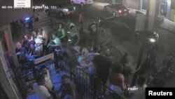 Дейтон шаарындагы кол салууда дүрбөлөңгө түшкөн адамдар.