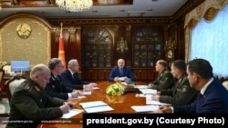 Олександр Лукашенко 7 серпня провів безпекову нараду, на якій закликав не «шкодувати грошей» на КДБ