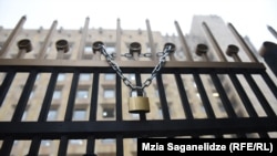 Сегодня представители оппозиции повесили замки у ворот здания правительственной администрации