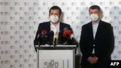 Premierul ceh Andrej Babis (dreapta) și ministrul de interne Jan Hamacek la conferința din 17 aprilie 2021, Praga