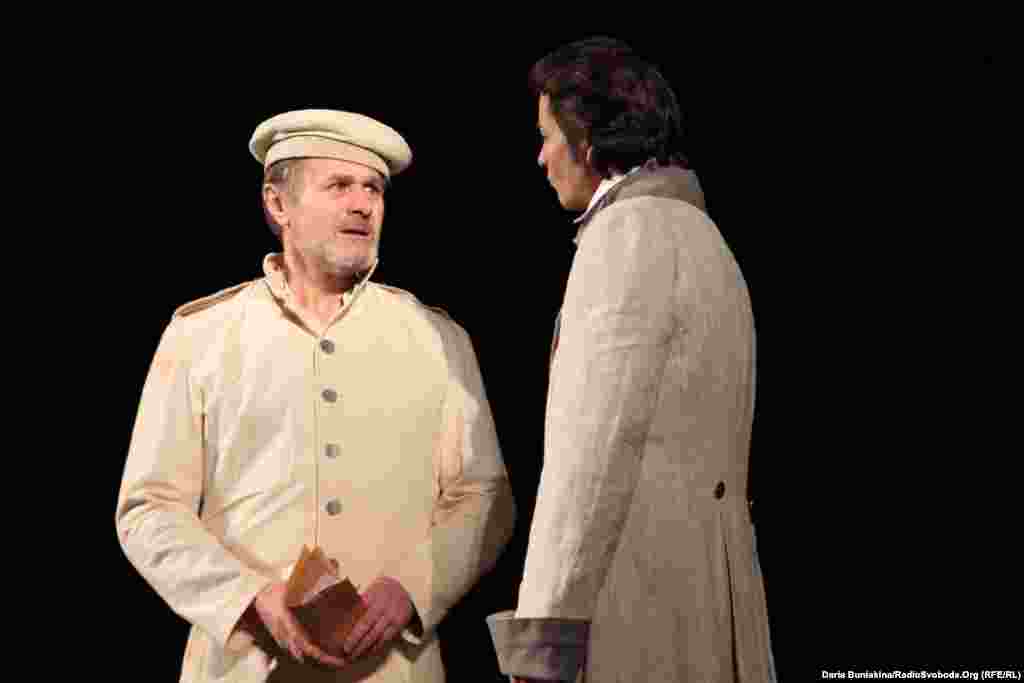 Символічна зустріч двох Шевченків: молодого (Євген Нищук) та Шевченка у віці (Петро Панчук). Обидва актори зіграли головні ролі у двох останніх частинах масштабного проекту Черкаського театру &laquo;Тарас&raquo;