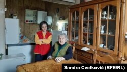 Lleposava Stojanoviq (djathtas) dhe Afërdita Bojniku (majtas) shpresojnë që të gjithë banorët e barakave të vendosen së bashku në një lokacion të ri banimi. 