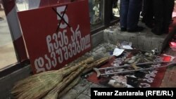 В Зугдиди активисты «Мечты» закидали яйцами и вениками офис «Нацдвижения»