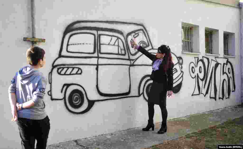 &quot;Deca su bila jako srećna. Ne možete verovati koliko oni sada čuvaju taj svoj prostor, jer su učestvovali u njegovom oslikavanju. Mi smo za sada na pola posla, čekamo lepo vreme da nastavimo sa oslikavanjem cele škole&quot;, kaže Mirjana Vuksanović. &bdquo;Fića&ldquo; je inače nadimak koji škola &bdquo;Filip Kjajić&ldquo; ima u lokalnoj zajednici. Odatle i ovaj grafit, koji je uradila sama profesorka.