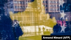 Zastava Kosova na izlogu prodavnice u Prištini (foto arhiv)