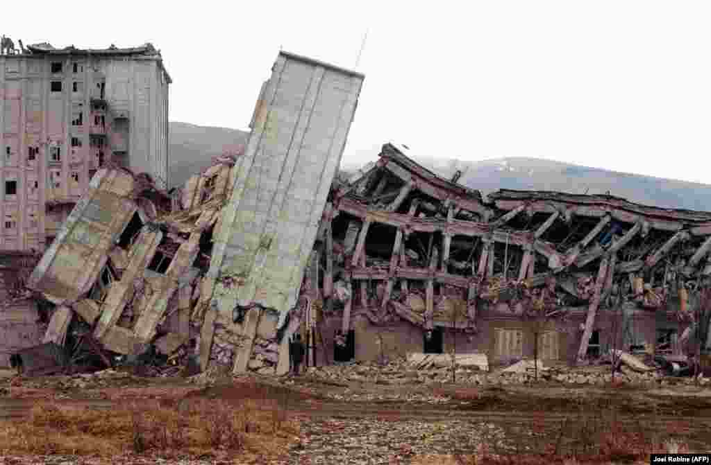 У многих зданий треснул фундамент, и они кренились и падали как подкошенные.&nbsp;