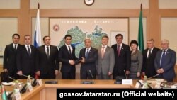 Сын президента Туркменистана Сердар Бердымухамедов (четвертый слева) в Казани.