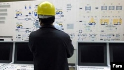 سخنگوی وزارت امورخارجه آمريکا در واکنش به اقدام اخيرشورای عالی امنيت ايران در باره کاهش همکاری با آژانس بين المللی انرژی اتمی گفت ايران با متوقف نکردن برنامه غنی سازی اونيوم از قطعنامه مصوب اخيرشورای امنيت سازمان ملل متحد سرپيچی کرده است.