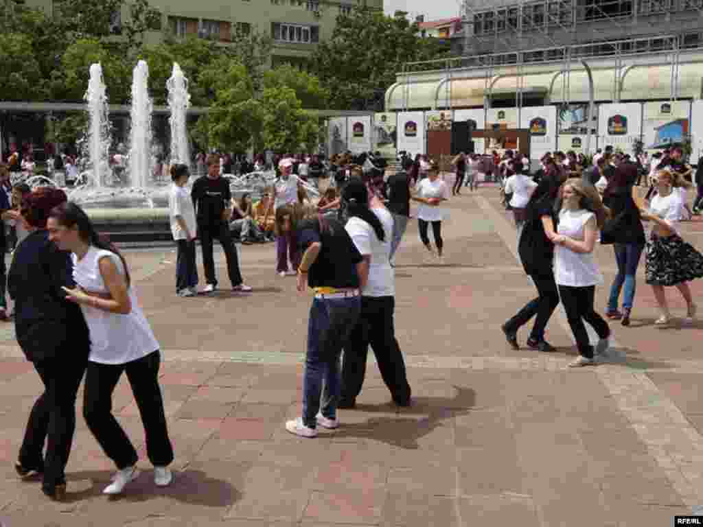 Crna Gora - Ples maturanata - Oko 400 maturanata učestvovalo je u tradicionalnom podnevnom plesu maturanata Europe, a u cilju obaranja Ginisovog rekorda. Foto:Savo Prelević, RFE/RL