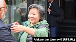 Құқық қорғаушы Дина Смайылованың сот ғимаратынан шыққан сәті. Подгорица, 15 сәуір, 2025 жыл. 