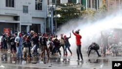 Бирмалык демонстранттарга полиция суу атууда. Мандалай шаары 2021-жылдын 9-февралы.