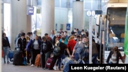 Sezonski radnici iz istočne Evrope vraćaju se kući iz Njemačke na početku pandemije, april 2020. 