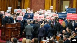 Представники коаліції «Сербія проти насильства» свистіли в свистки і розмахували банерами з написами «Фальсифікація виборів» і «Ви вкрали вибори»