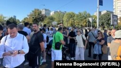 Građani koji su se okupili na poziv studenata kod kružnog toka u Novom Beogradu, 20. septembar 2025.