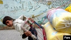 کودک بابر در میدان عتیق اصفهان