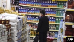 Žena u jednoj od beogradskih prodavnica - ilustracija