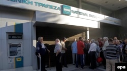 Люди, переважно пенсіонери, які не мають банківських карт, чекають на відкриття відділення Національного банку, Афіни, Греція, 29 червня 2015 року