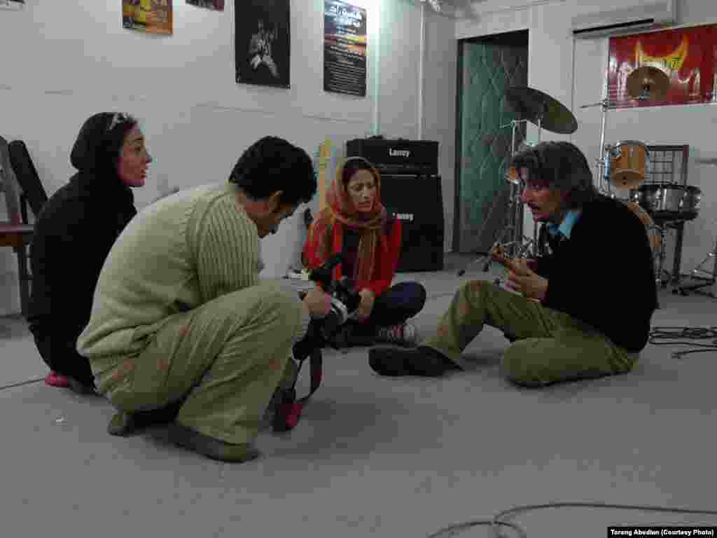 از راست: محسن نامجو، سارا نائینی، تورج اصلانی و ترنگ عابدیان در استودیو گروه راک «آوای مردمی» در کرج