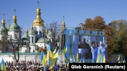 Люди слухають президента України Петра Порошенка під час молитовного заходу за томос для України. Київ, Софійська площа, 14 жовтня 2018 року