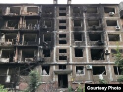 Вигорівші будинки Маріуполя після російських авіанальотів