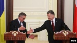 Президент Польщі Броніслав Коморовський (л) на зустрічі з президентом України Петром Порошенком, 8 квітня 2015 року