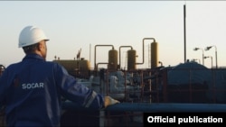 Азербайжандагы мамлекеттик SOCAR мунайгаз компаниясынын кызматкери. 