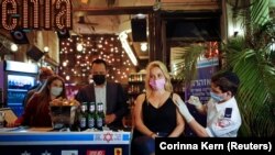 ისრაელის მოქალაქე "ფაიზერით" იცრება.