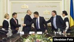 Представники політичних партій після підписання коаліційної угоди. Київ. 21 листопада 2014 року