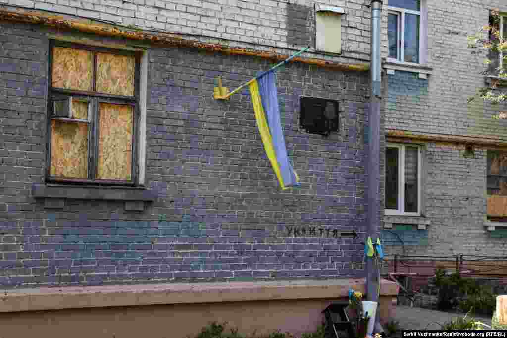 Забите фанерою пошкоджене вікно