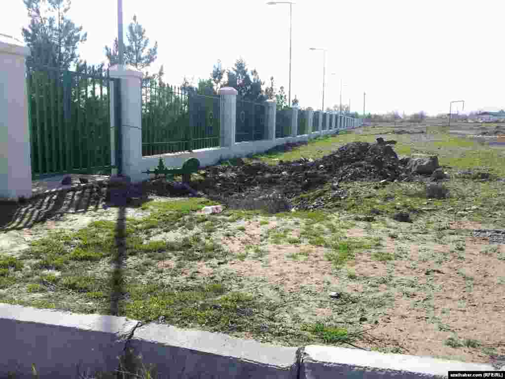 Stadionyň töwerek-daşynda tertipsizlik göze ilýär.&nbsp;