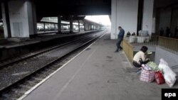 Как сообщили в Конфедерации профсоюзов, железнодорожники не намерены останавливать забастовку до тех пор, пока руководство Грузинской железной дороги не удовлетворит все их требования