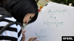 Pozivi mladih Sarajeva Beograđanima na promociji Dana Sarajeva u Beogradu, Sarajevo, 13. maj 2010, foto: Midhat Poturović