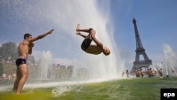 Kod Ajfelove kule u Parizu, jul 2013.