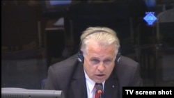 Svjedok Zoran Petrović Piroćanac u sudnici 3. svibnja 2012.