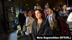 В поддержку Тамты Тодадзе сегодня вечером у здания прокуратуры прошла акция, организованная Женским движением