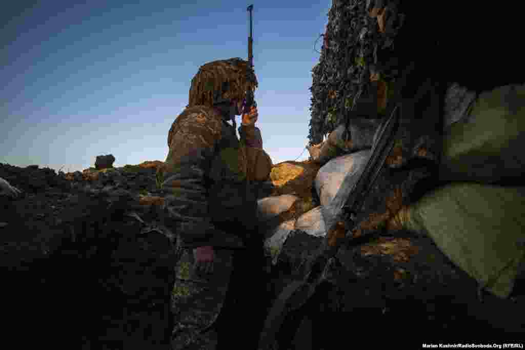 Olekszandr Luhanszkban született. 22 évig egy bányában dolgozott, mielőtt 2015-ben belépett a hadseregbe, hogy szülővárosáért harcoljon. Most is a frontvonalon szolgál Horlivka térségében, mintegy 100 kilométerre a szeparatisták által elfoglalt Luhanszk városától.