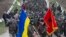Украинские военнослужащие несут знамена, аэропорт Бельбек, Крым, 4 марта 2014 года