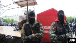 Орусиячыл жикчилдер Донецкидеги облустук администрациянын жанында күзөттө турушат. 2-май