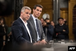 Lider Švicarske narodne partije (SVP) Marco Chiesa (lijevo) i predsjednik švicarskih liberala FDP, Thierry Burkart uoči TV intervjua na dan parlamentarnih izbora, Bern, 22. oktobra 2023. .
