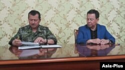  Тажикстандын Улуттук коопсуздук комитетинин башчысы Саймумин Ятимов менен кыргыз өкмөтүнүн Баткен облусундагы ыйгарым укуктуу өкүлү Өмүрбек Суваналиев. "Азия-плюс" агенттигинин сүрөтү, 29-апрель, 2021-жыл.