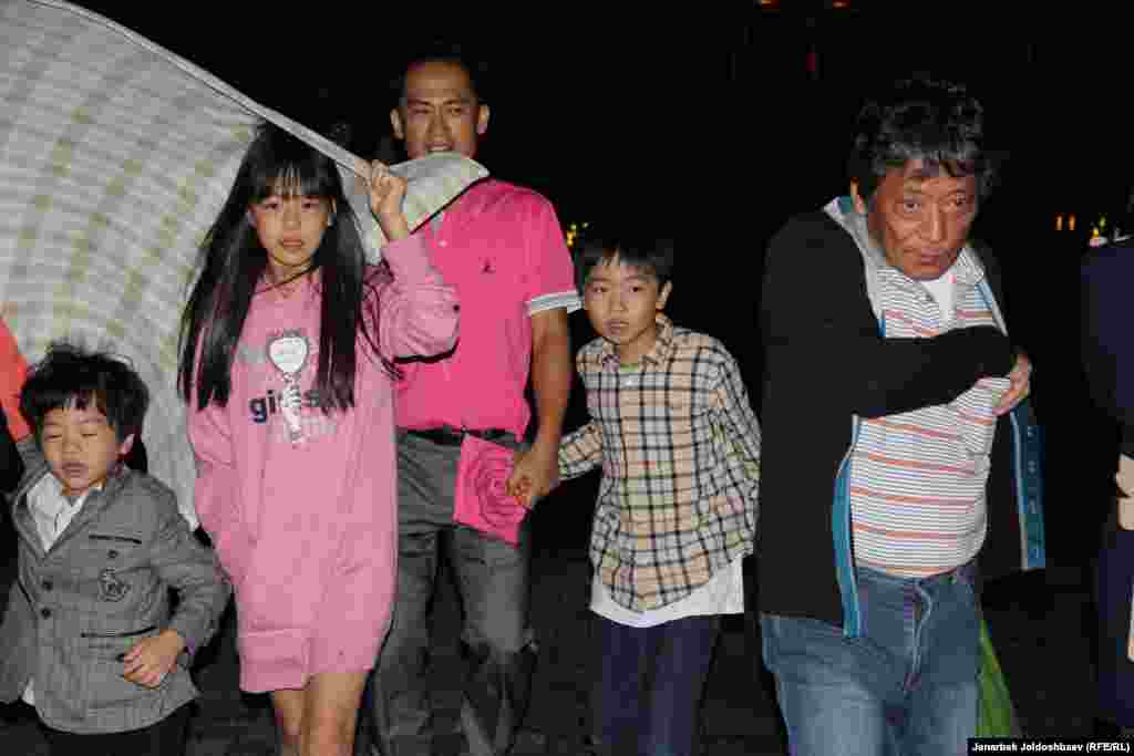 Под дождем...