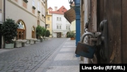 Sok belvárosi bolt és vendéglátóhely kénytelen volt bezárni vagy kedvezményeket ajánlani Prágában a vírus okozta turistahiány miatt.