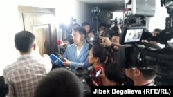 Журналисты у кабинета Туйгунаалы Абдраимова. 6 июня 2019 года.