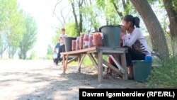 Девочки, продающие клубнику.