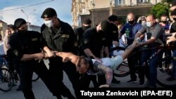 Полицијата приведува еден од учесниците на протестите во Минск на 19 јуни 